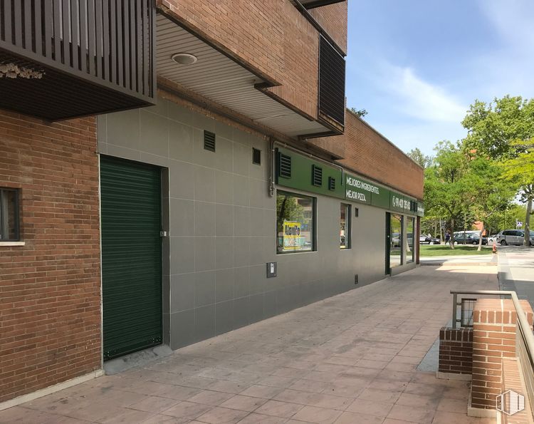 Local en venta en Sector Pintores, 1, Tres Cantos, Madrid, 28760 con edificio, puerta, propiedad, planta, cielo, ventana, árbol, superficie de carretera, asfalto y arquitectura alrededor