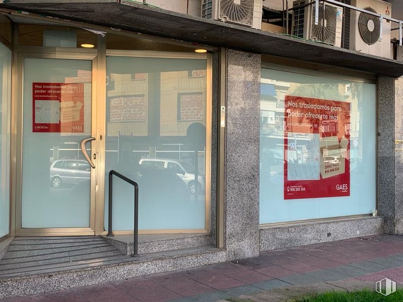 Retail for rent at Calle Pinto, Parla, Madrid, 28980 with door, fixture, wall, brick, facade, brickwork, sidewalk, city, signage and font around