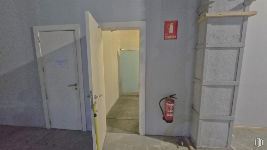 Retail for sale at Calle Hospital, 25, Pozuelo de Alarcón, Madrid, 28223 with door, building, fixture, handle, floor, paint, wood, flooring, gas and home door around