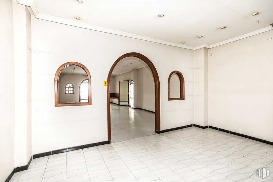 Office for sale at Calle Lenguas, 16, Villaverde, Madrid, 28021 with mirror, window, property, fixture, hall, lighting, architecture, interior design, wall, floor, flooring and ceiling around