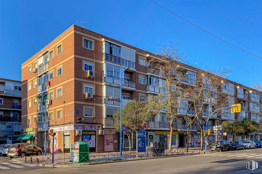 Retail for sale at Avenida Doctor Mendiguchía Carric, 25, Leganés, Madrid, 28913 with building, car, sky, window, tree, urban design, condominium, tower block, neighbourhood and residential area around