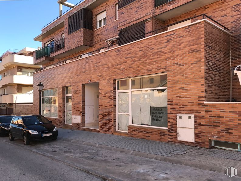 Retail for rent at Calle Herminio Menéndez, 10, Brunete, Madrid, 28690 with car, window, building, tire, sky, wheel, vehicle, door, road surface and automotive lighting around