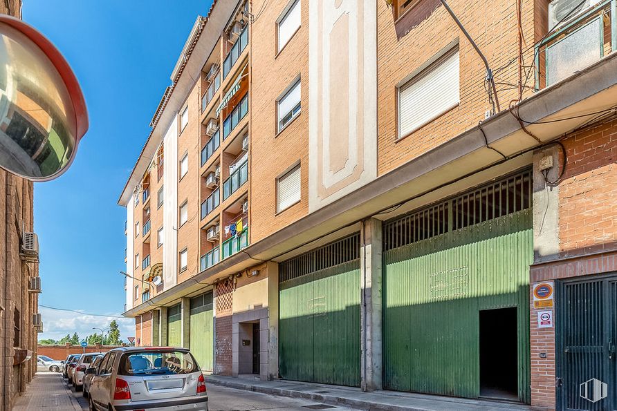 Retail for sale & for rent at Zona Pilar, Talavera de la Reina, Toledo, 45600 with car, building, property, window, tire, vehicle registration plate, vehicle, infrastructure, sky and wheel around