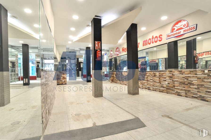 Local en venta en Calle Galileo, Chamberí, Madrid, 28015 con interiorismo, suelos, diseño automovilístico, suelo, venta al por menor, evento, techo, arte, comercio y edificio alrededor