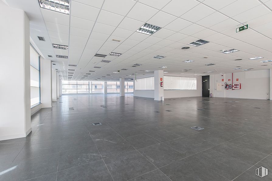 Office for rent at Edificio Data, Calle Sepúlveda, 17, Alcobendas, Madrid, 28100 with building, fixture, interior design, architecture, hall, floor, flooring, material property, glass and ceiling around