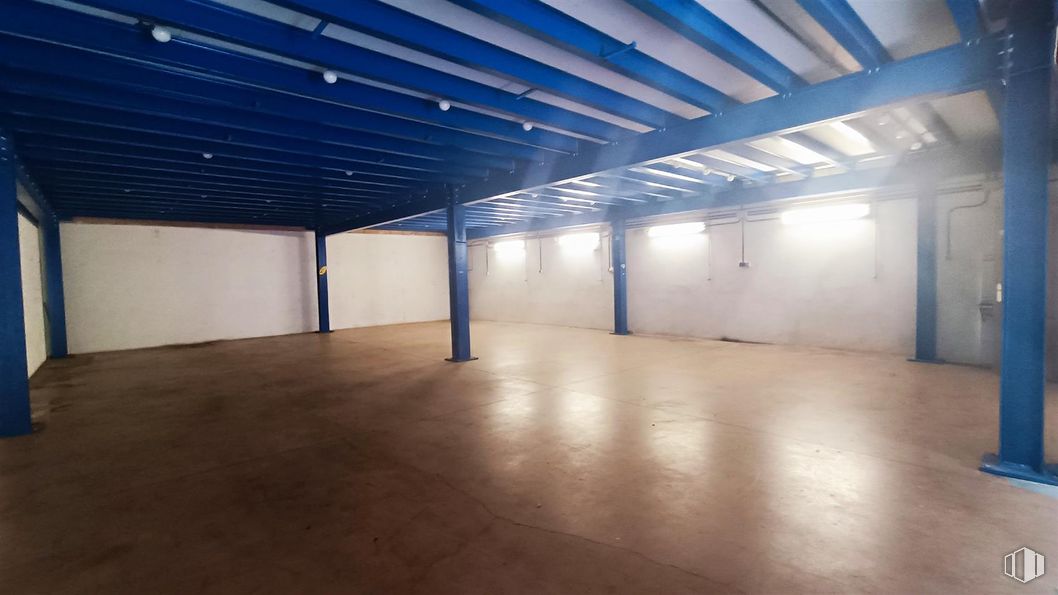 Industrial for sale at Calle Azuela, Collado Villalba, Madrid, 28400 with flooring, floor, ceiling, concrete, hall, building material, wood stain, daylighting, beam and plaster around