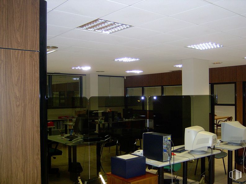 Oficina en alquiler y venta en Edificio Antares, Calle Fábricas, 8, Alcorcón, Madrid, 28923 con mesa, mueble, pantalla de ordenador, escritorio, ordenador, accesorio, silla, alumbrado, edificio y diseño de interiores alrededor