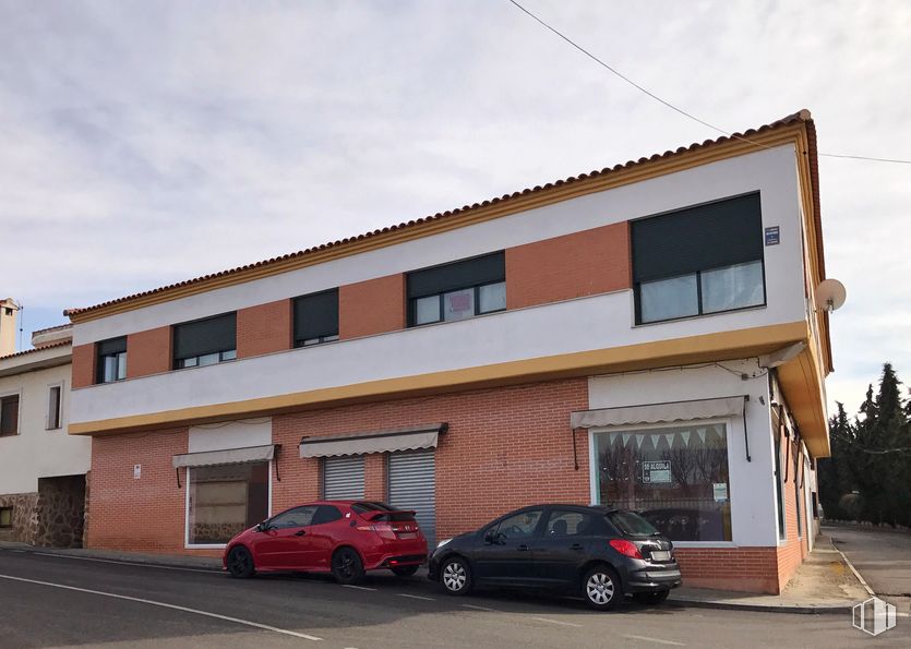 Retail for sale at Callejón Barranca, 12, Burguillos de Toledo, Toledo, 45112 with car, window, building, tire, automotive parking light, sky, wheel, cloud, land vehicle and vehicle around