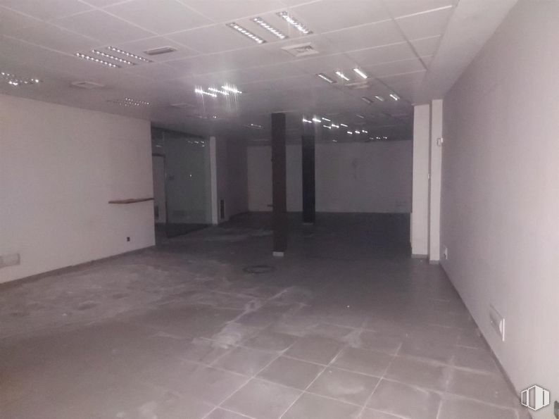 Retail for rent at Calle Mayor, 12, Algete, Madrid, 28110 with flooring, floor, ceiling, tile flooring, hall, transparency, silver, fluorescent lamp, tile and building material around