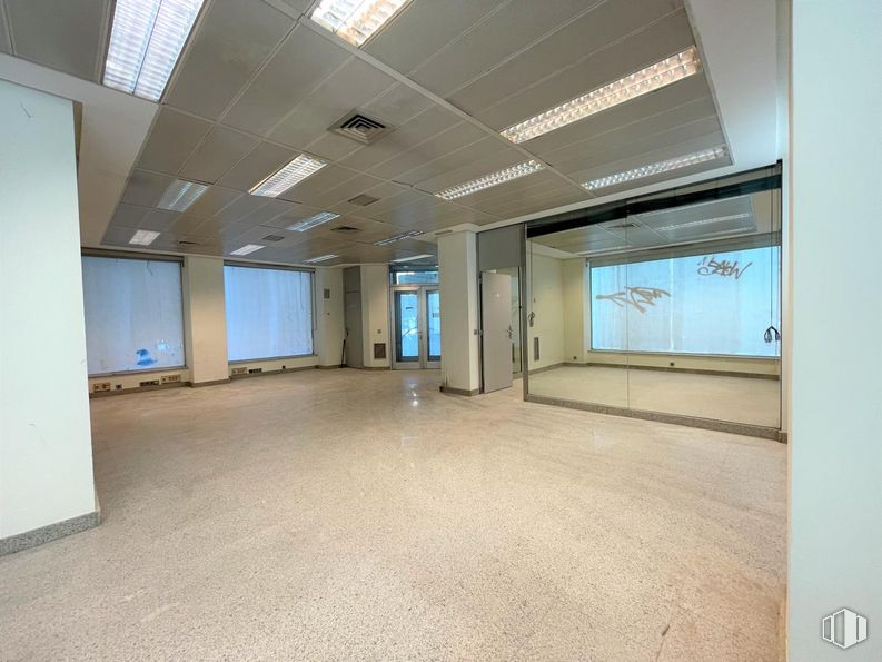 Retail for sale at Calle Blas Cabrera, La Latina, Madrid, 28044 with window, fixture, hall, flooring, real estate, ceiling, glass, event, transparency and room around