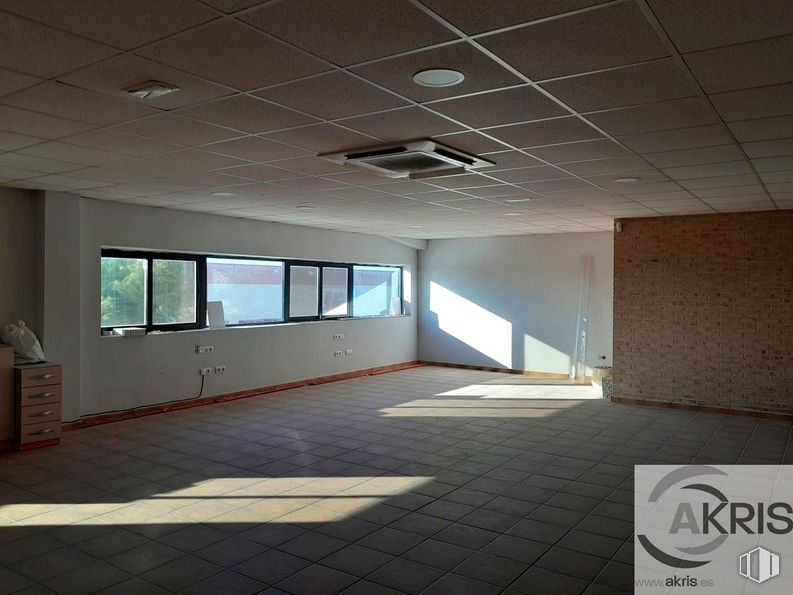 Industrial for rent at Calle Roble, Borox, Toledo, 45222 with window, fixture, flooring, floor, hall, shade, ceiling, tints and shades, glass and space around