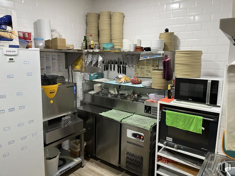 Retail for rent at Zona Ciudad Lineal, Ciudad Lineal, Madrid, 28027 with microwave oven, oven, kitchen appliance, major appliance, home appliance, countertop, kitchen, shelf, shelving and food around