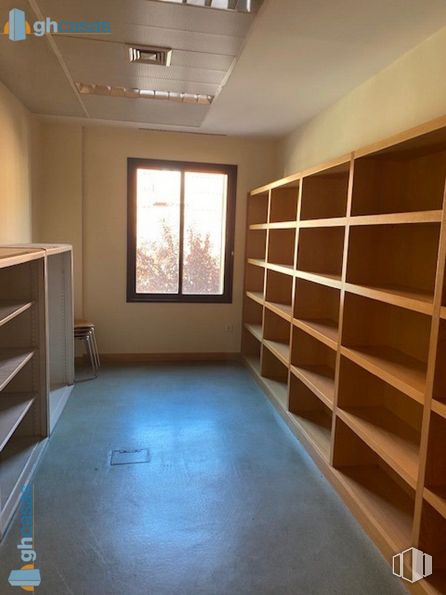 Office for rent at Zona Casco Histórico, Alcalá de Henares, Madrid, 28801 with bookcase, window, property, shelf, fixture, building, wood, shelving, interior design and flooring around