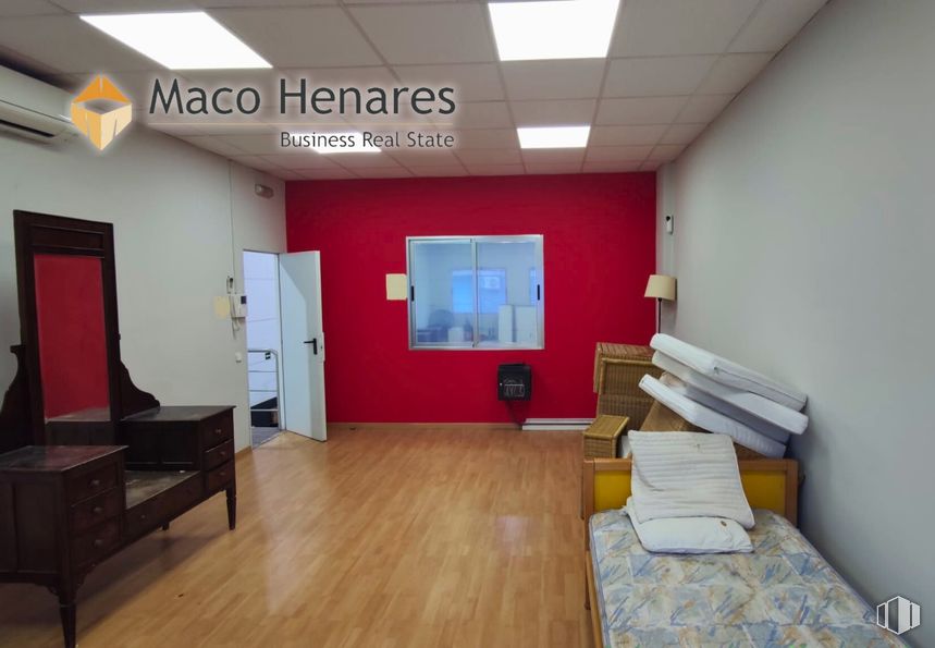 Industrial for rent at Zona industrial Inbisa, Alcalá de Henares, Madrid, 28802 with bed, pillow, flooring, floor, furniture, interior design, wood, wood flooring, room and lighting around