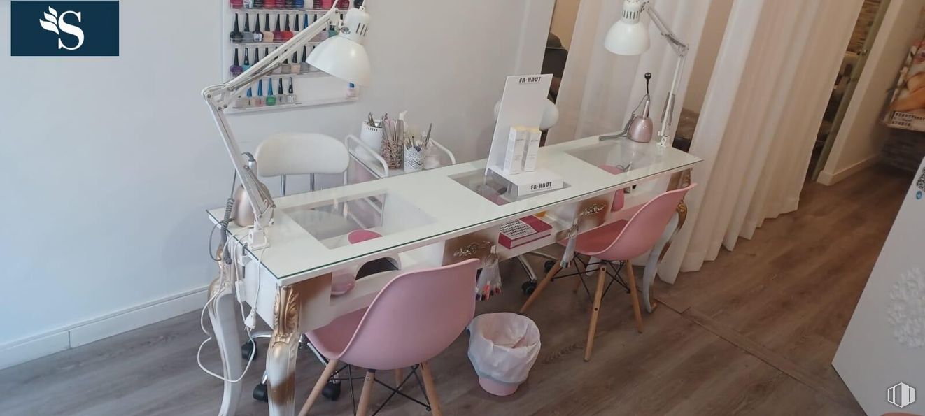 Local en alquiler en Calle Hermanos Gómez, Ciudad Lineal, Madrid, 28017 con alumbrado, silla, mesa, mueble, rosa, escritorio, cuidado personal, cosméticos, clínica y cajón alrededor