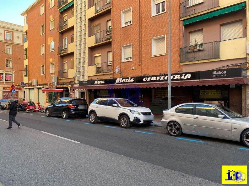 Local en alquiler en Zona Princesa Zaida, Cuenca, 16002 con coche, persona, ventana, edificio, ropa, neumático, vehículo terrestre, modo de transporte, iluminación del automóvil y vehículo de motor alrededor