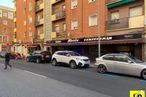 Local en alquiler en Zona Princesa Zaida, Cuenca, 16002 con coche, persona, ventana, edificio, ropa, neumático, vehículo terrestre, modo de transporte, iluminación del automóvil y vehículo de motor alrededor