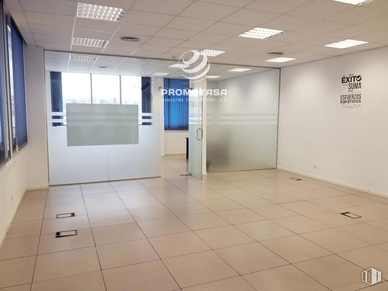 Office for sale at Calle Severo Ochoa, Rivas-Vaciamadrid, Madrid, 28529 with light fixture, lighting, flooring, floor, interior design, ceiling, composite material, glass, metal and tile around