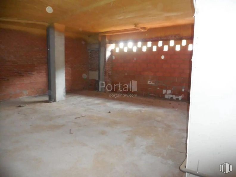 Retail for sale at Calle General Emilio Villaescusa, Tarancón, Cuenca, 16400 with wood, flooring, floor, composite material, fixture, building material, hardwood, concrete, building and ceiling around