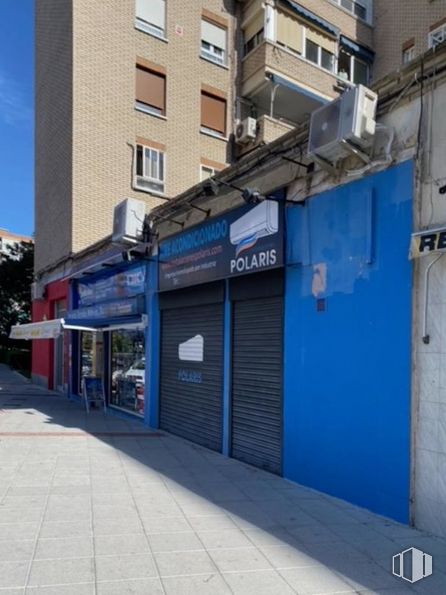 Local en alquiler en Calle Simón Hernández, 48, Móstoles, Madrid, 28931 con edificio, ventana, superficie de la carretera, diseño urbano, fachada, casa, puerta, acera, ciudad y carretera alrededor