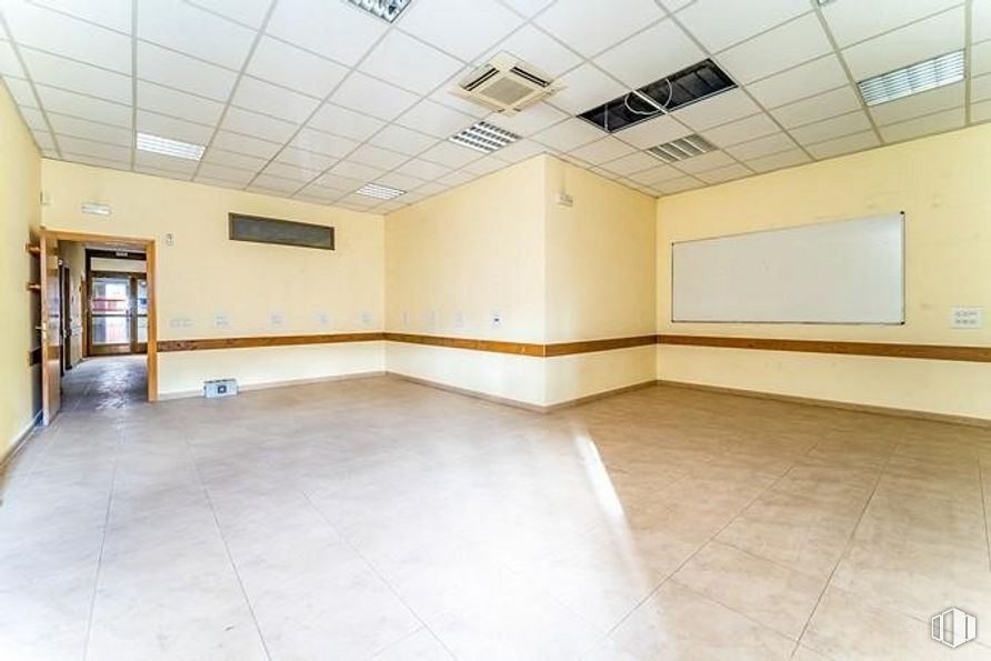 Retail for sale at Calle León Felipe, Guadalajara, 19004 with whiteboard, hall, floor, flooring, building, fixture, wood, glass, house and ceiling around