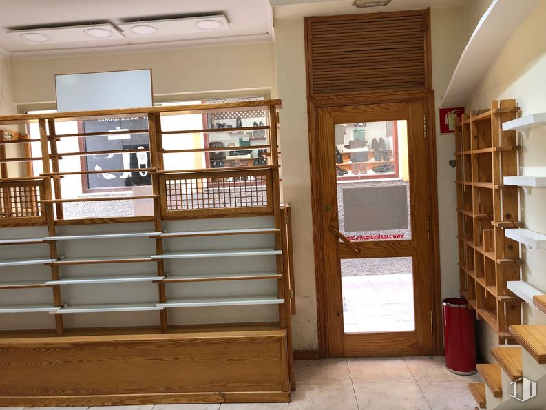 Retail for sale at Calle Juan Miranda, 5, Guadalajara, 19001 with door, bookcase, shelf, building, wood, shelving, fixture, flooring, window and floor around