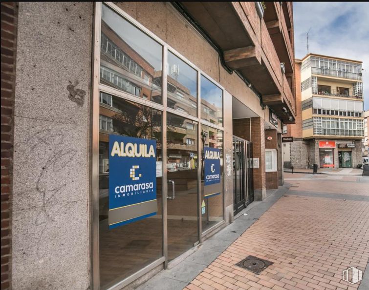 Retail for rent at Avenida Portugal, 24, Ávila, 05001 with building, sky, fixture, road surface, sidewalk, facade, window, metropolitan area, cloud and city around