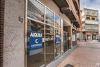 Retail for rent at Avenida Portugal, 24, Ávila, 05001 with building, sky, fixture, road surface, sidewalk, facade, window, metropolitan area, cloud and city around