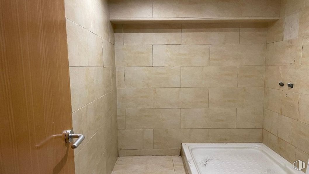 Local en venta en Paseo Guadalajara, 36, San Sebastián de los Reyes, Madrid, 28700 con baño, accesorio, accesorio de plomería, bañera, edificio, pavimento, piso, línea, pared y material compuesto alrededor