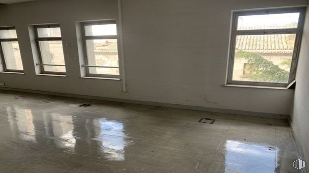 Office for sale at Plaza Catedral, 4, Ávila, 05001 with window, property, fixture, wood, floor, shade, flooring, material property, hall and hardwood around