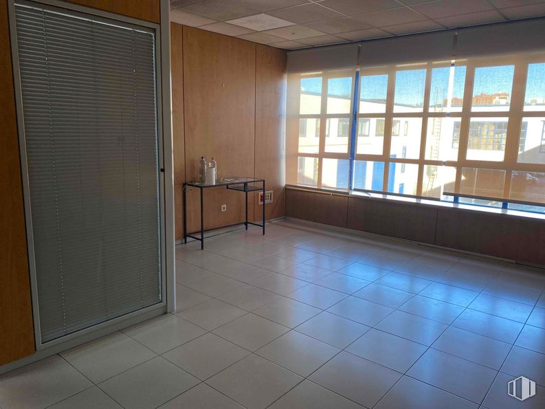 Industrial for rent at Zona Vallecas, Villa de Vallecas, Madrid, 28031 with window, table, flooring, floor, wood, interior design, glass, ceiling, composite material and wood stain around