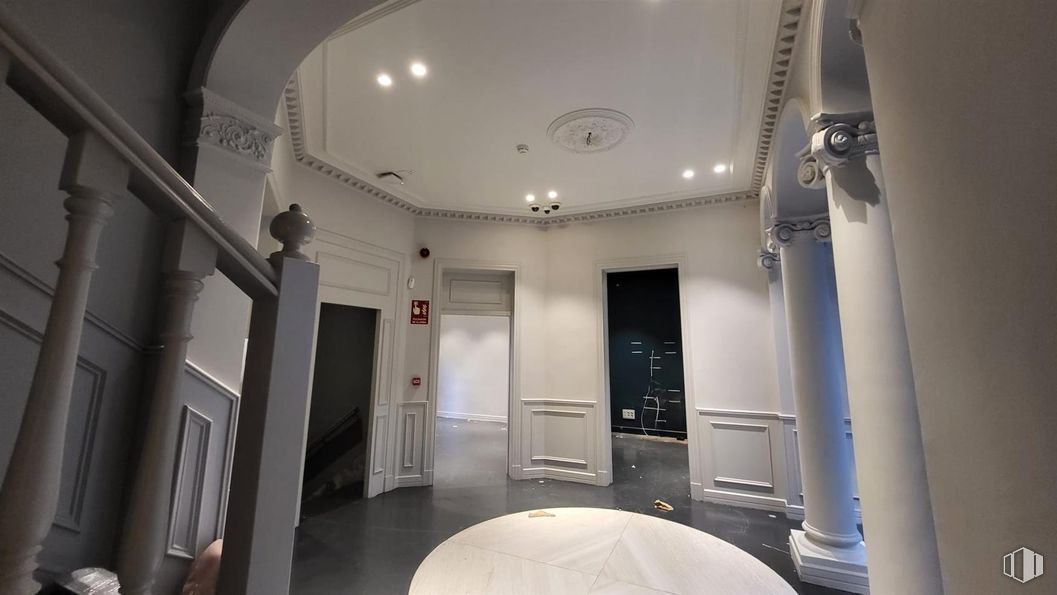 Oficina en alquiler en Zona Trafalgar, Chamberí, Madrid, 28010 con techo, interiorismo, suelos, suelo, moldeo, columna, lámpara, plata, limpieza y escayola alrededor