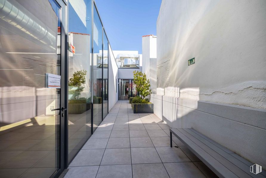 Office for rent at Calle Áncora, 40, Arganzuela, Madrid, 28045 with houseplant, sky, shade, urban design, composite material, plant, flooring, facade, city and road surface around