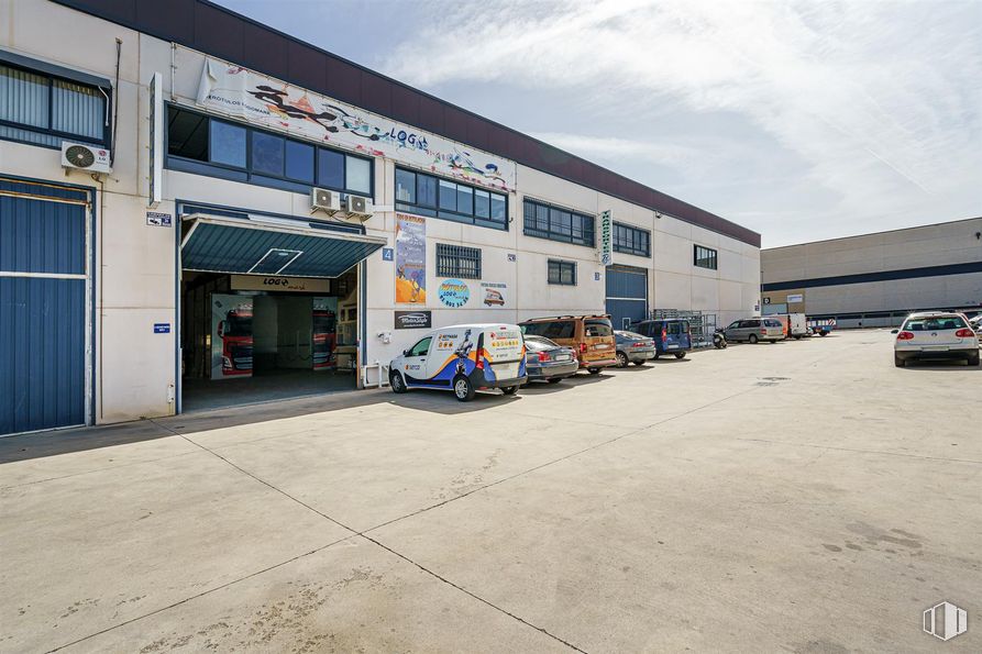 Nave en venta en Polígono Industrial La Garena, Alcalá de Henares, Madrid, 28806 con coche, ventana, edificio, luz de estacionamiento, cielo, rueda, neumático, nube, vehículo y neumático de automoción alrededor