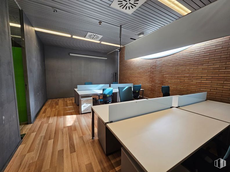 Office for rent at Calle Labastida, 10, Fuencarral - El Pardo, Madrid, 28034 with light fixture, table, table top, furniture, wood, chair, desk, interior design, flooring and floor around