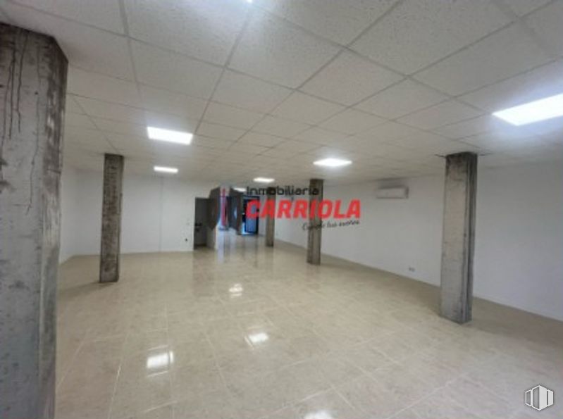 Retail for rent at Zona centro, La Torre de Esteban Hambrán, Toledo, 45920 with lighting, light fixture, fixture, hall, floor, flooring, building, ceiling, parking and event around