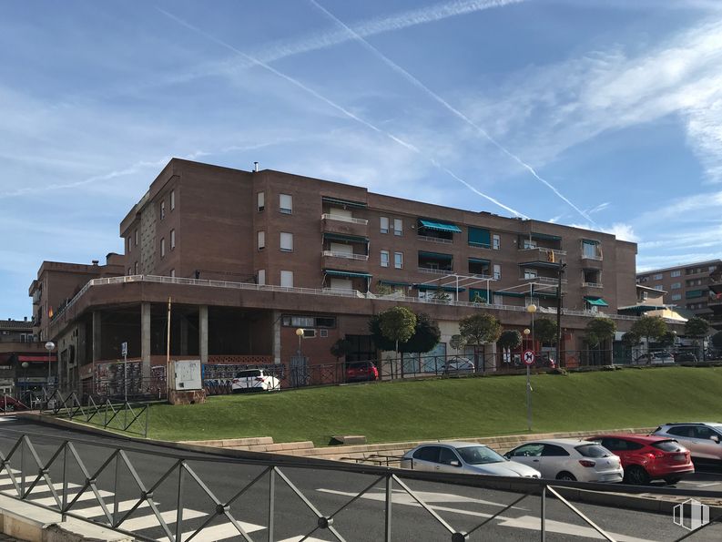 Retail for sale at Calle María Zayas, Arganda del Rey, Madrid, 28500 with car, building, cloud, sky, wheel, window, vehicle, architecture, urban design and neighbourhood around