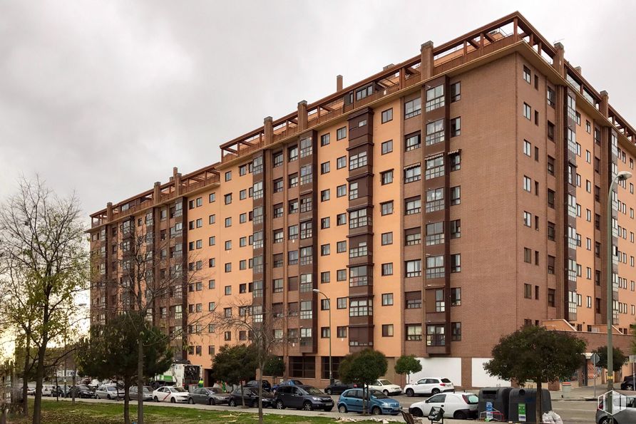 Retail for sale & for rent at Calle Maquinilla, 13, Puente de Vallecas, Madrid, 28031 with building, sky, wheel, cloud, daytime, car, property, window, plant and tire around