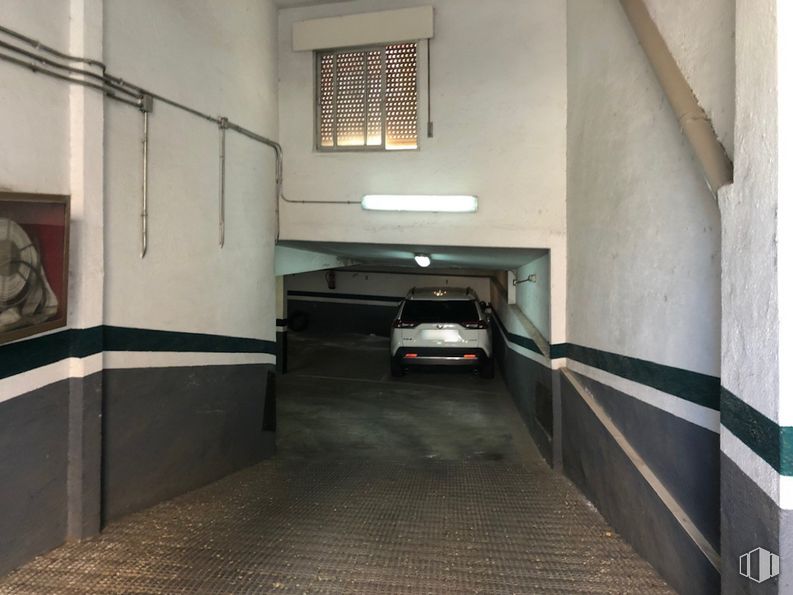 Local en venta en Zona Buena Vista, Carabanchel, Madrid, 28019 con coche, persiana de la ventana, neumático, rueda, edificio, vehículo, placa de matrícula del vehículo, iluminación automotriz, diseño automotriz y madera alrededor