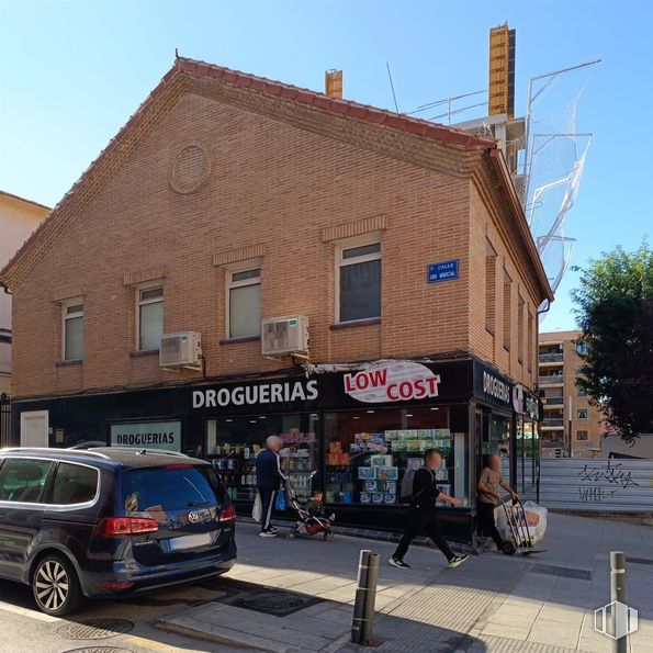 Oficina en alquiler en Avenida Constitución, Móstoles, Madrid, 28931 con persona, rueda, cielo, neumático, propiedad, ventana, coche, vehículo, matrícula del vehículo y infraestructura alrededor