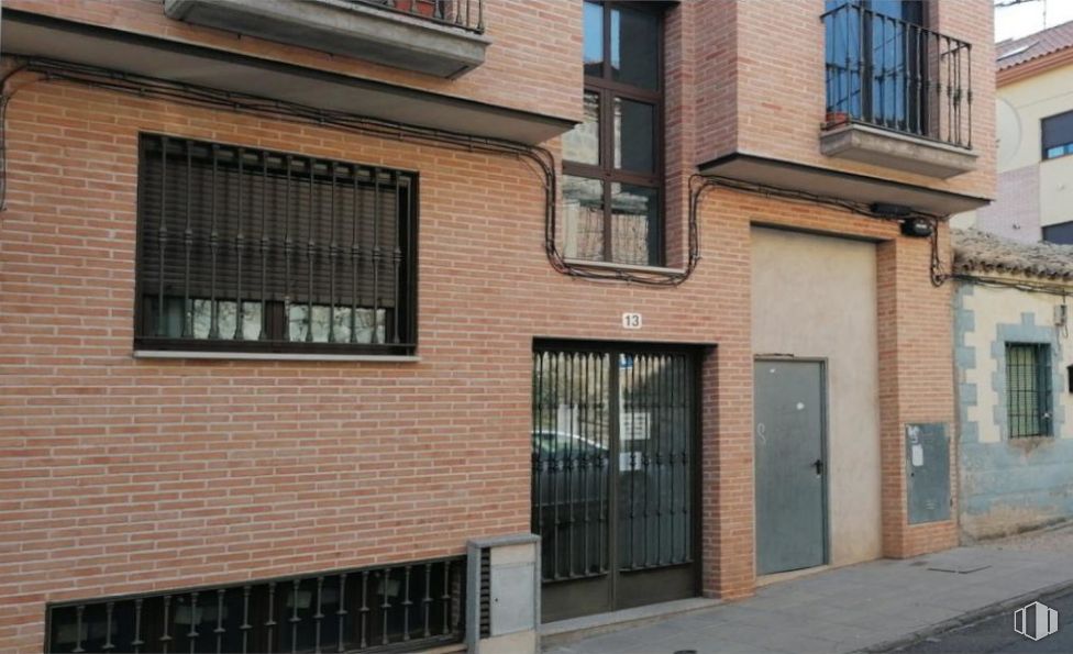 Local en venta en Callejón Obras Públicas, 13, Toledo, 45003 con ventana, puerta, edificio, accesorio, albañilería, madera, ladrillo, material de construcción, fachada y condominio alrededor