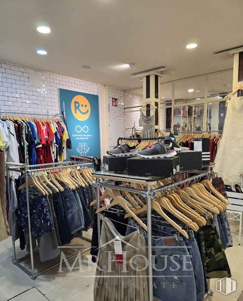 Retail for sale at Calle San Joaquín, Centro, Madrid, 28004 with automotive design, clothes hanger, shelf, sleeve, retail, t-shirt, sportswear, boutique, event and flooring around