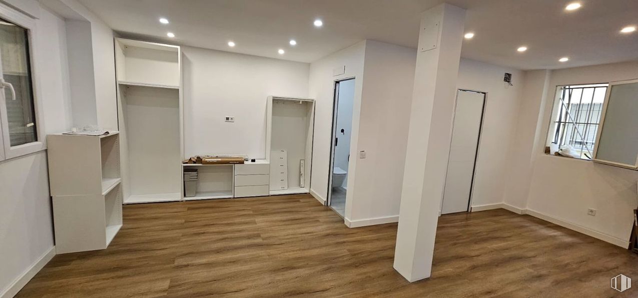 Retail for sale at Calle Risco de Peloche, Puente de Vallecas, Madrid, 28038 with window, door, wood, fixture, flooring, hall, laminate flooring, wood stain, hardwood and ceiling around