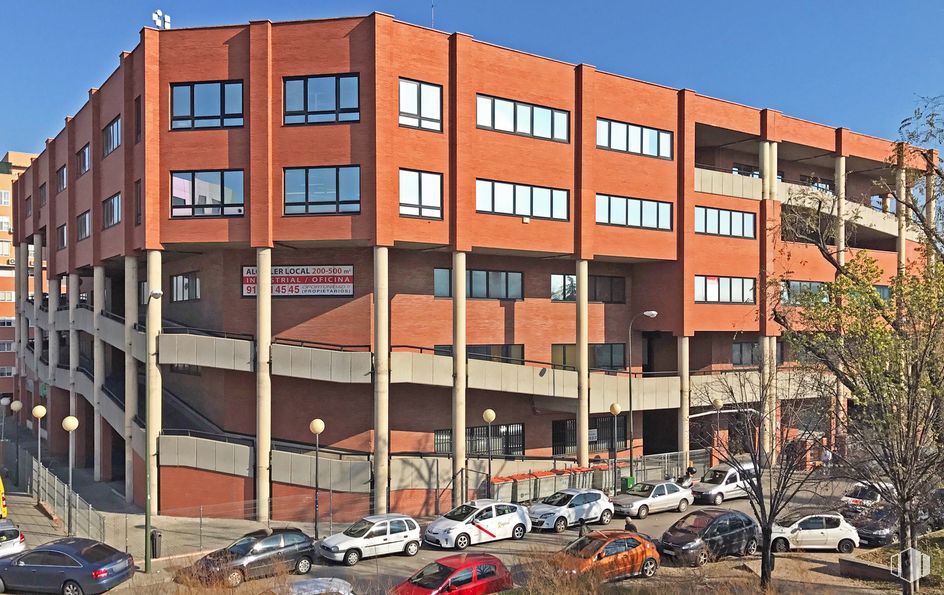 Industrial for sale at Calle San Máximo, 31, Usera, Madrid, 28041 with building, property, daytime, window, car, wheel, vehicle, architecture, urban design and tower block around