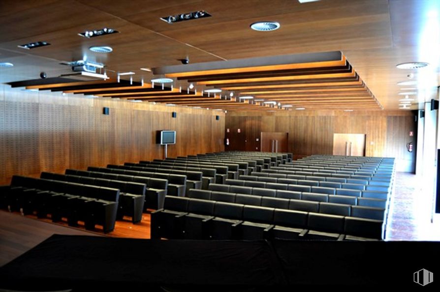 Oficina en alquiler en Edificio Europa, Plaza Europa, 3, Guadalajara, 19002 con silla, hall, suelos, madera, evento, edificio, centro de artes escénicas, techo, accesorio para instrumento musical y habitación alrededor