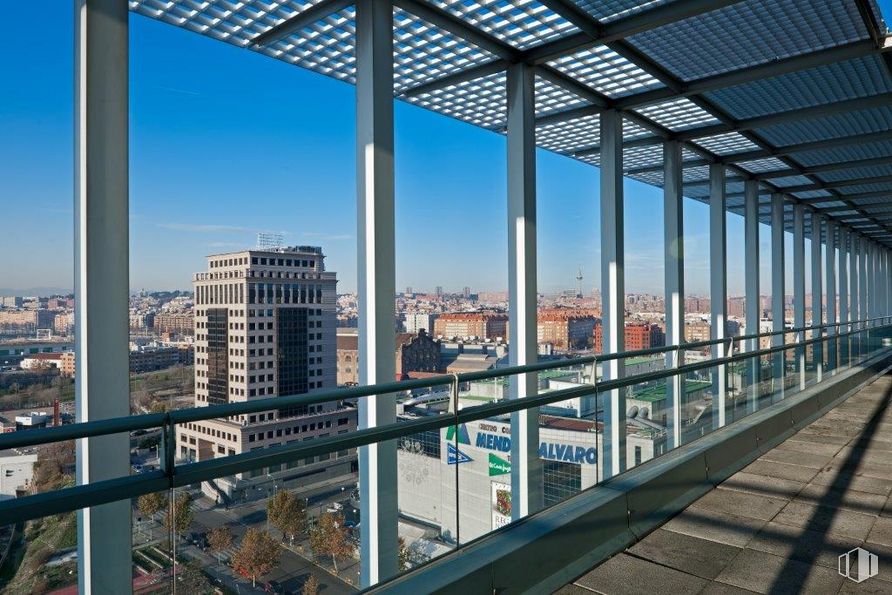 Oficina en alquiler en Torre Indocentro, Calle Retama, 7, Arganzuela, Madrid, 28045 con edificio, cielo, tiempo de día, ventana, azur, arquitectura, rascacielos, bloque de pisos, diseño urbano y paisaje urbano alrededor