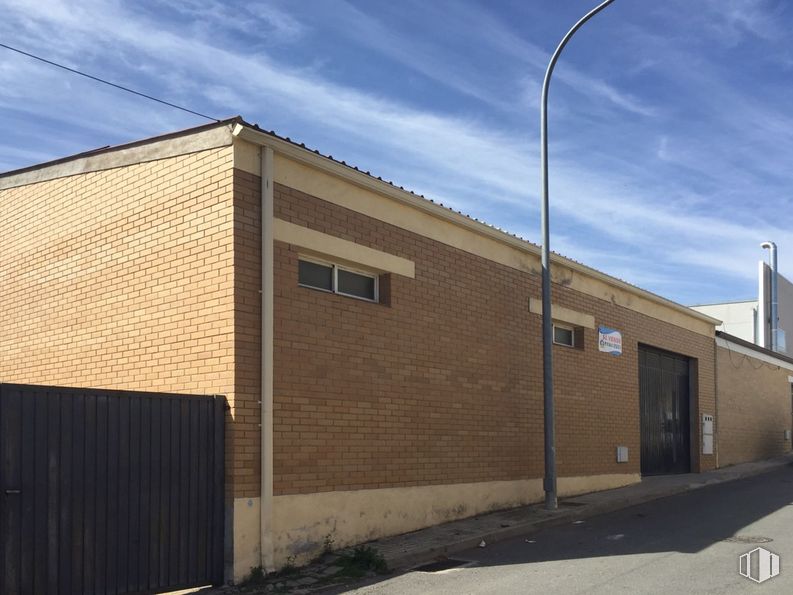 Industrial for sale at Calle Alfareros, 11, San Martín de Valdeiglesias, Madrid, 28680 with window, door, cloud, sky, street light, building, wood, shade, brickwork and brick around