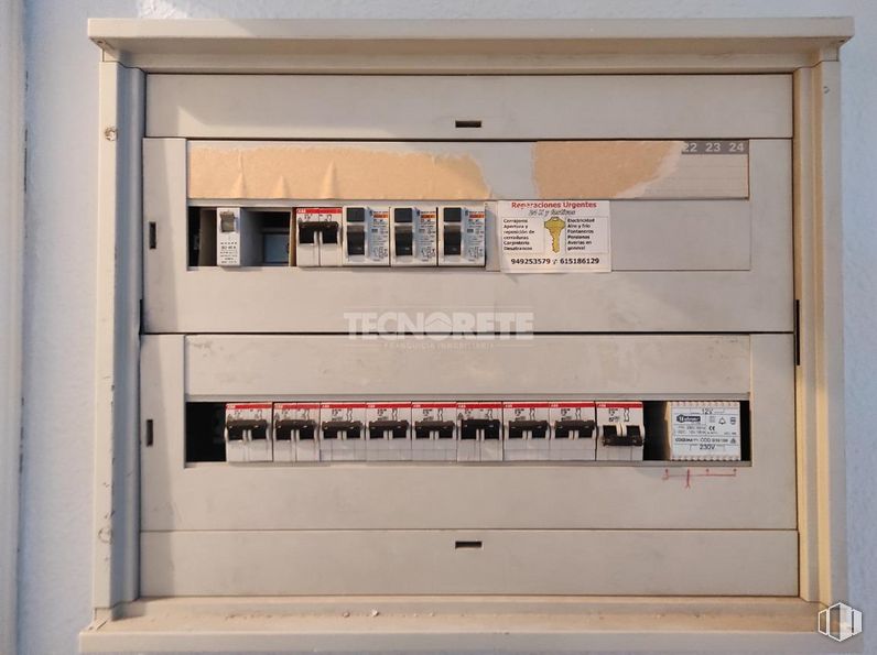 Oficina en alquiler en Calle Constitución, Guadalajara, 19003 con cableado eléctrico, gas, máquina, electricidad, madera, suministro eléctrico, panel de control, rectángulo, habitación y fachada alrededor