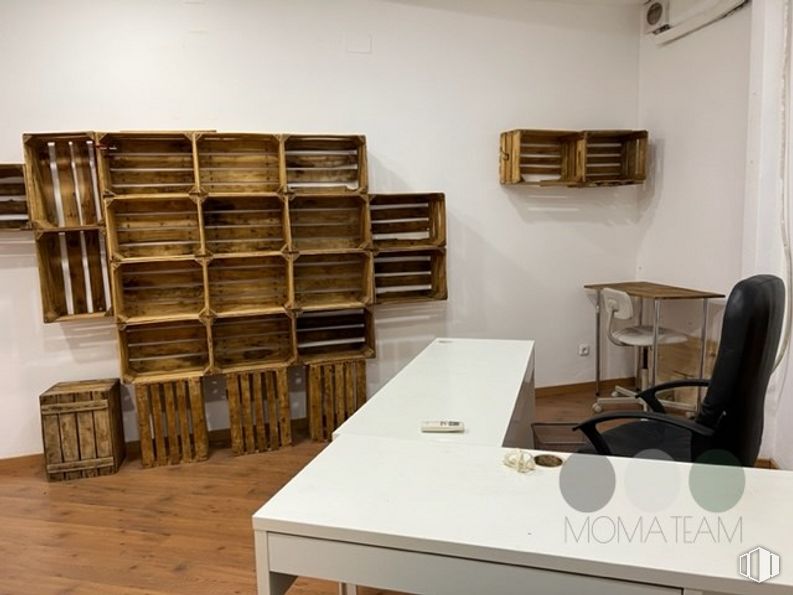 Retail for sale & for rent at Casco urbano, Valdemorillo, Madrid, 28210 with chair, table top, furniture, table, desk, property, building, wood, interior design and floor around