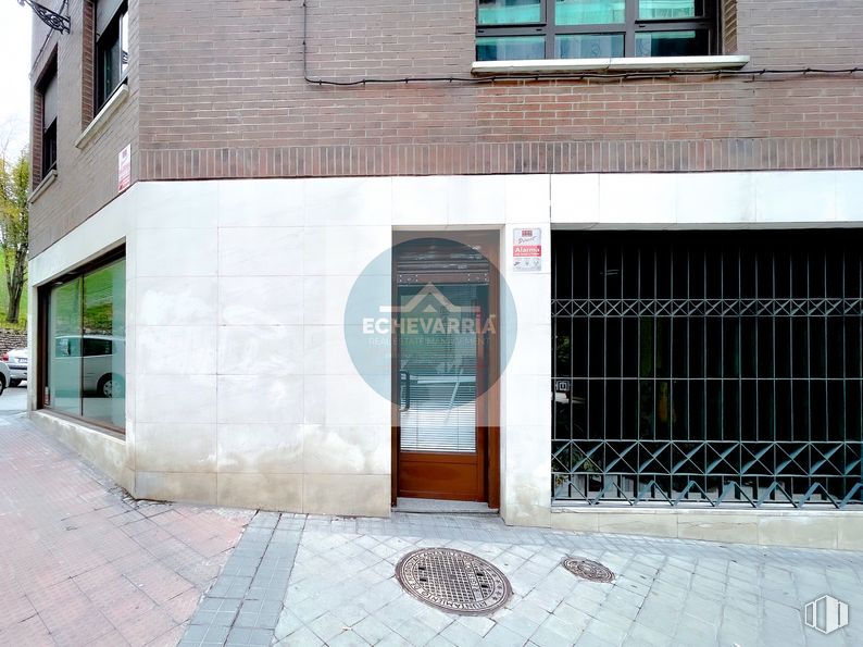 Local en alquiler en Calle Eduardo Benot, Moncloa - Aravaca, Madrid, 28008 con puerta, ventana, edificio, día, accesorio, árbol, planta, madera, bienes raíces y fuente alrededor